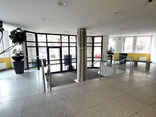 großzügige Eingangshalle