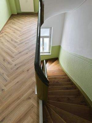 Treppenhaus mit Holzstufen