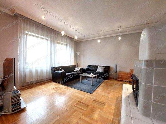 Wohnzimmer mit Kachelofen