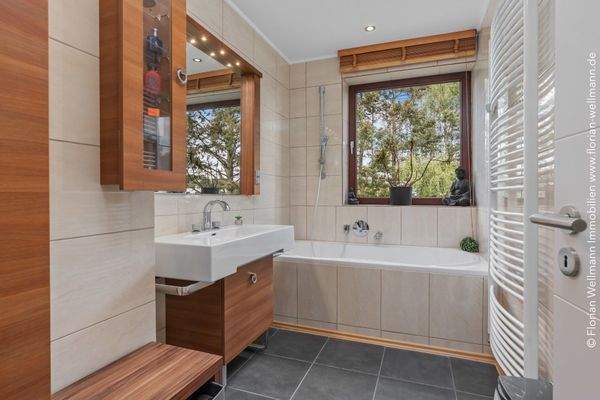 Badezimmer mit Badewanne