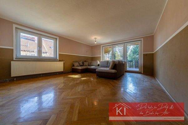 OG großes Wohnzimmer mit überdachten Balkon