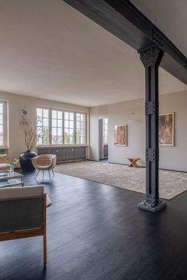 Wohnbereich mit Zugang zu einem weiteren Schlafzimmer