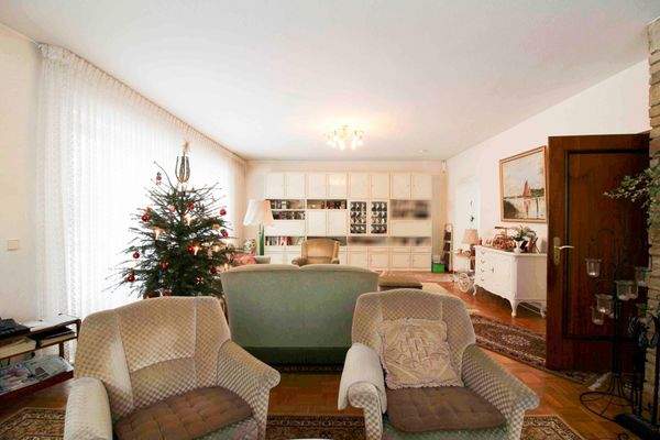 Wohnzimmer mit Zugang zu Terrasse und Esszimmer