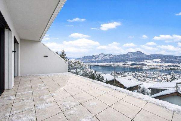 Die großzügige Sonnenterrasse 