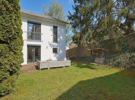 Großer Garten mit Terrasse und Rasenfläche