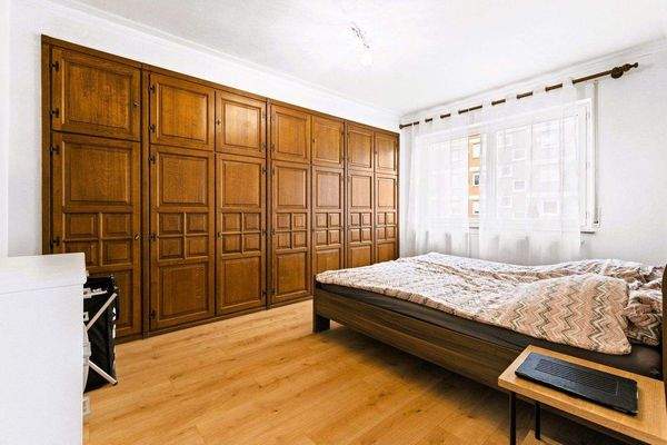 Schlafzimmer mit Einbauschrank