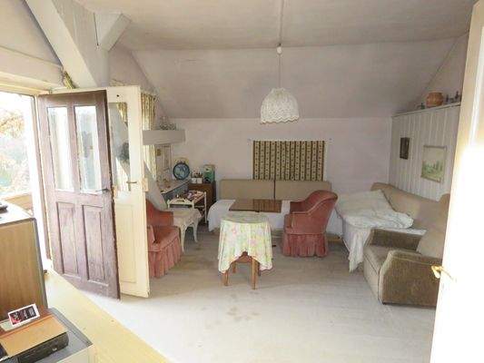 Wohnzimmer mit Südbalkon 