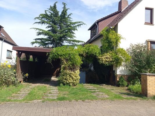 Carport und  Garageneinfahrt 