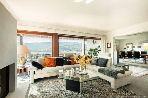 Wohnzimmer mit Balkon