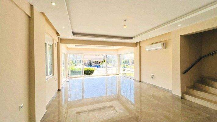  Wohnzimmerbereich und Wintergarten