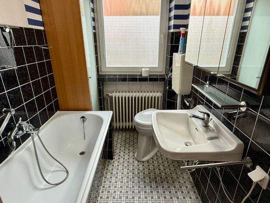 Gästebadezimmer mit Badewanne im Erdgeschoss