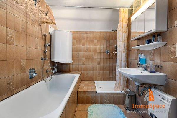 Badezimmer mit Badewanne und Dusche im DG