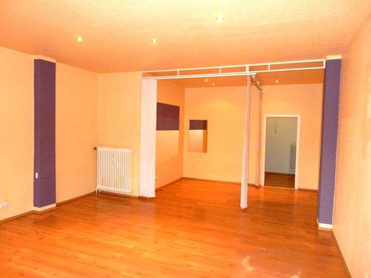 Großer Raum mit Abtrennung durch Lamellen mögl..JP