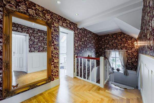 Villa – Upper-floor hallway