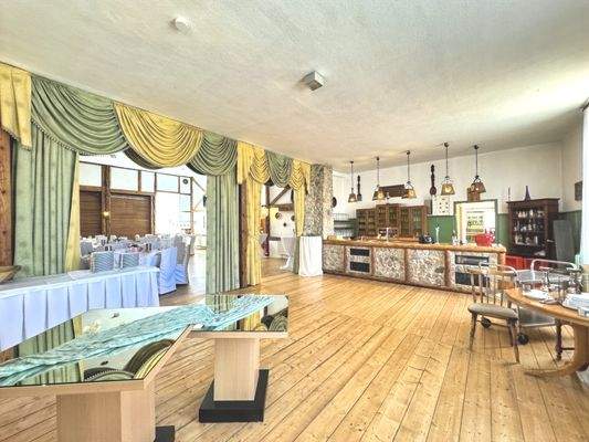 Büffe & Tresen hinten Saal