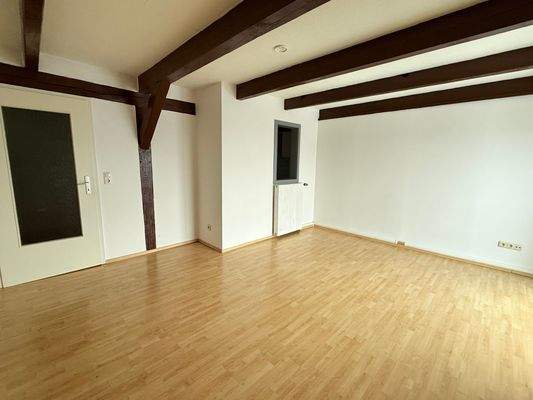 Wohnzimmer mit Durchreiche zur Küche