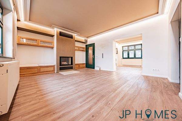 4_Wohnzimmer mit Kamin - Erdgeschoss 