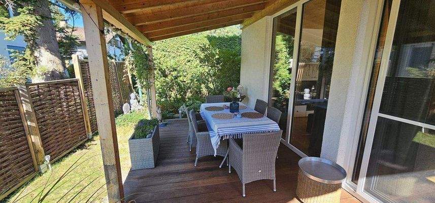 grosse überdachte Terrasse