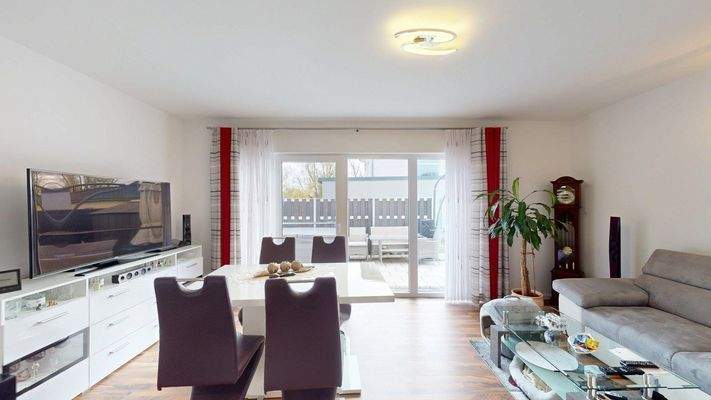 Wohnbereich mit Zugang zur Terrasse