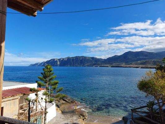 Kreta, Mochlos: Dreistöckige Wohnung direkt am Meer zu verkaufen