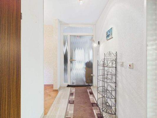 Weiter die Erdgeschossdiele entlang