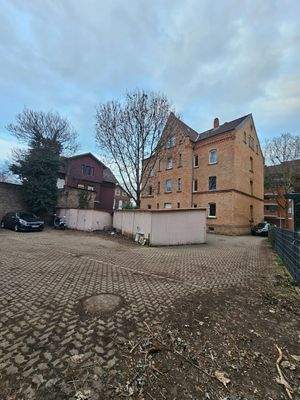 Baugrundstück mit Garagen