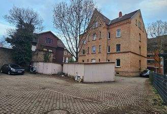 Baugrundstück mit Garagen