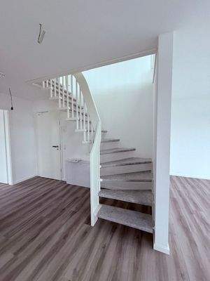 Weisse Treppe ins DG