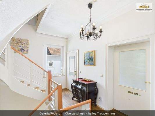 17_GaleriePodest_im_Obergeschoss_helles_Tre