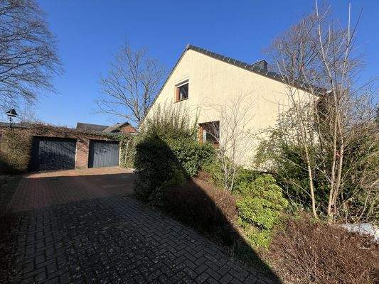 Einfahrt und Garagen