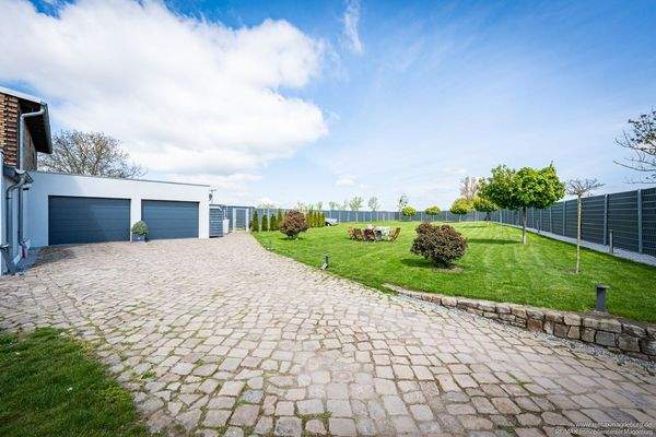 Einfahrt & Doppelgarage 