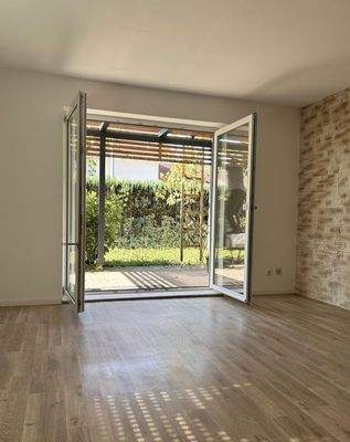 Wohnzimmer mit Gartenblick