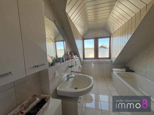 Tageslichtbad mit Dusche und Badewanne – entspannt in den Tag starten