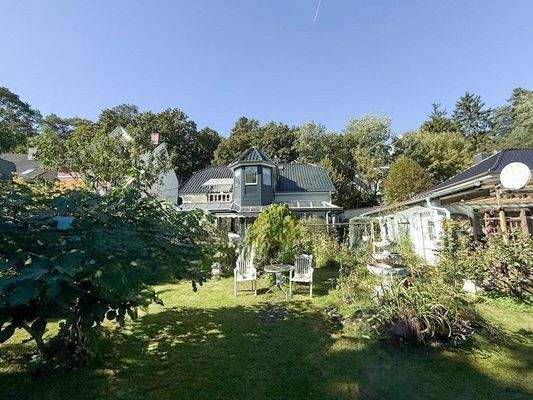 Blick vom Garten zum Haus