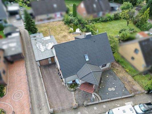 Garage + 4 Stellplätze