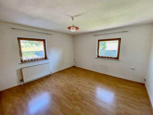 Schlafzimmer 1 mit 2 Fenstern