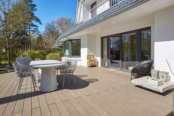 Teilweise überdachte Terrasse