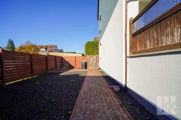 Hof seitlich des Hauses