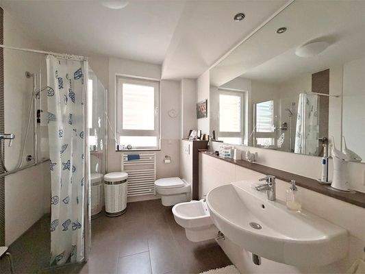 Tageslichtbad mit bodentiefer Dusche