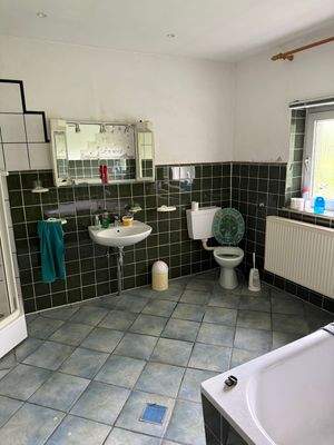 Dusch- und Wannenbad bereit für ihre Ideen