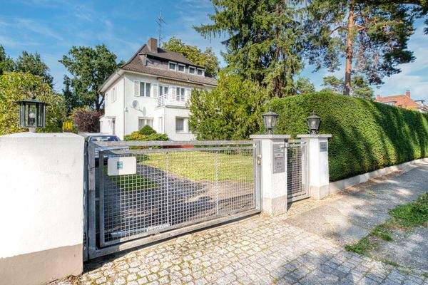 Straßenansicht mit Zufahrt