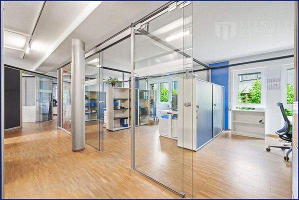 Hochwertige helle Arbeitsplätze