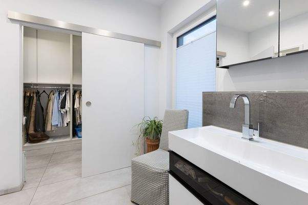 Teilansicht Bad mit Blick in die begehbare Ankleide OG DHH 2