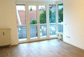 Heller Wohnraum zum Balkon