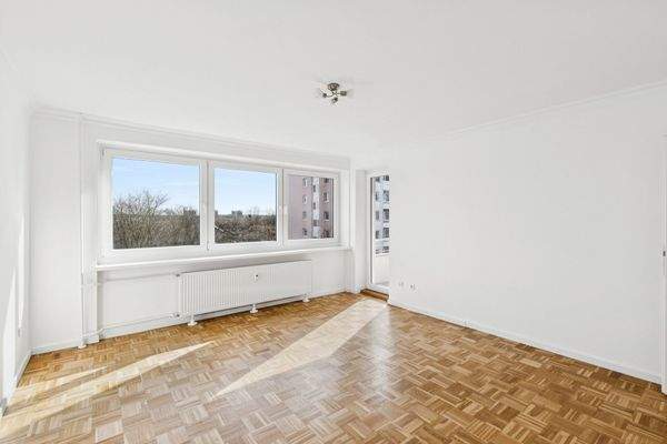 Helles Wohnzimmer durch die breite Fensterfront