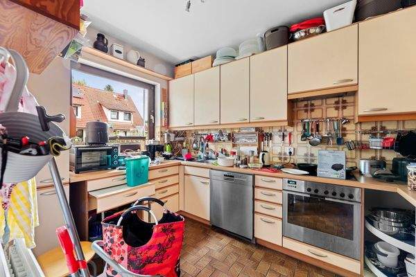 Großzügige Küche mit Fenster zur Straßenseite