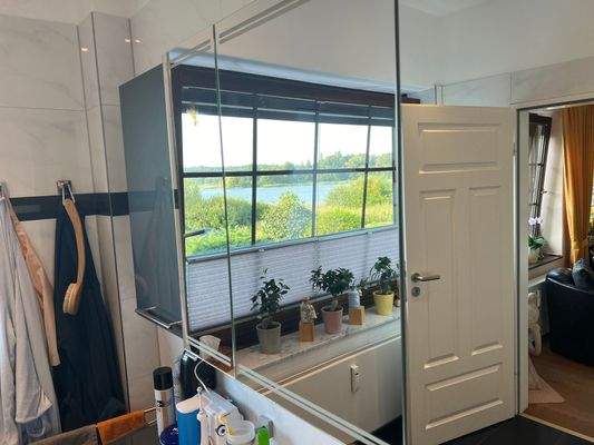 Badezimmer mit Seeblick