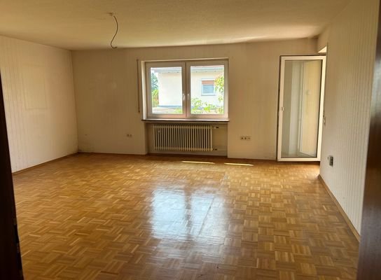 Geräumiges Wohnzimmer mit Balkonzugang