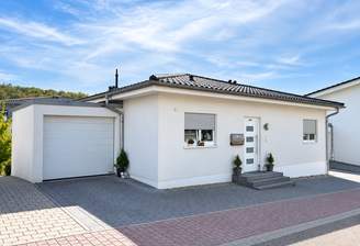 Hausansicht mit Garage