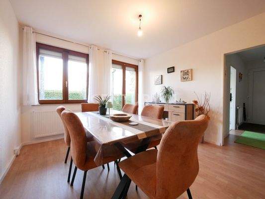 Wohn-/ Essbereich mit Zugang zur Terrasse und in den Garten